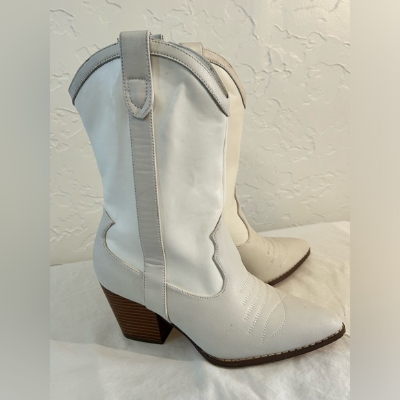 White pointed toe mid calf western boots. Size 6. EUC. Worn 1x. - Picture 6 of 12